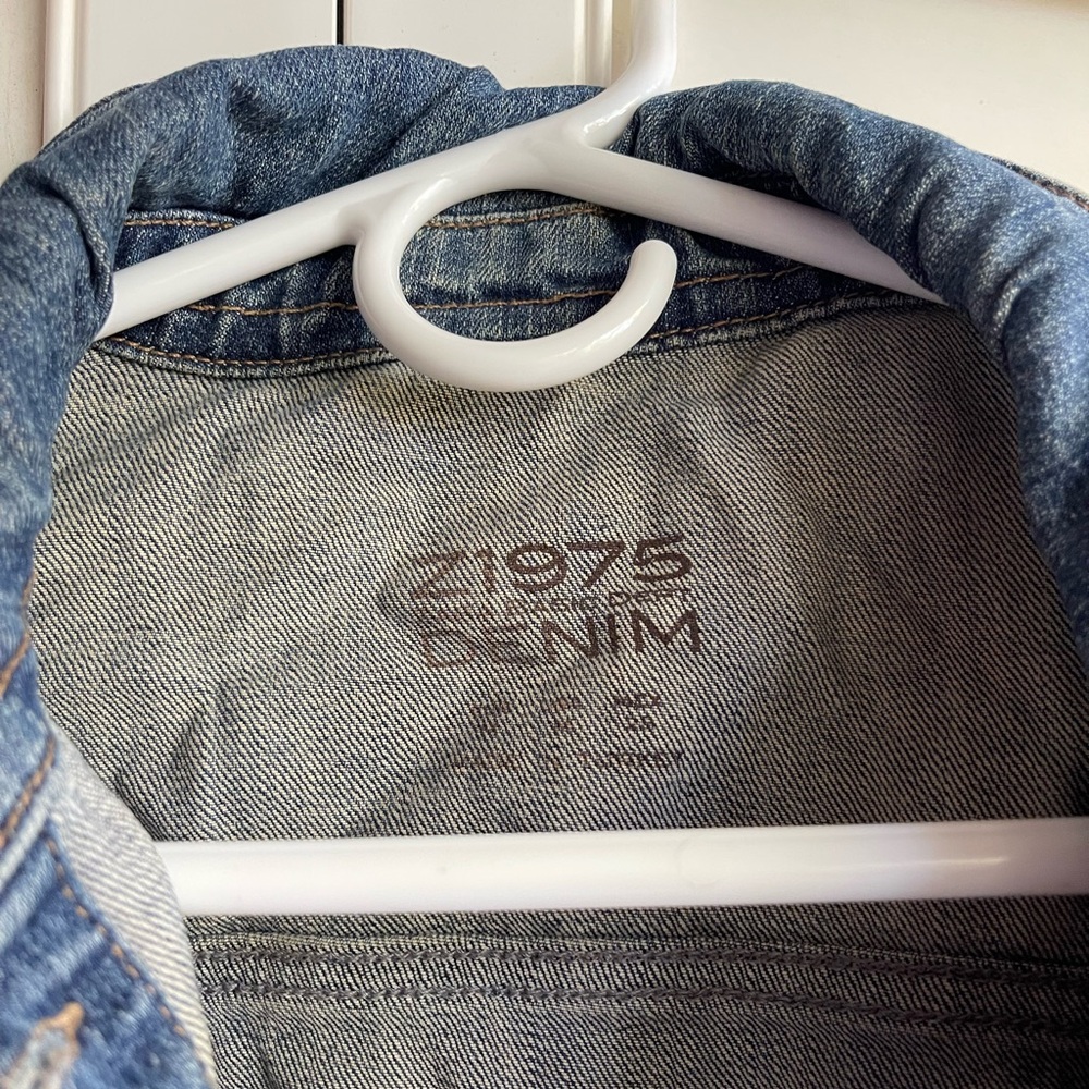 Zara Basic Cropped Denim Jacket - Size Medium - image 3